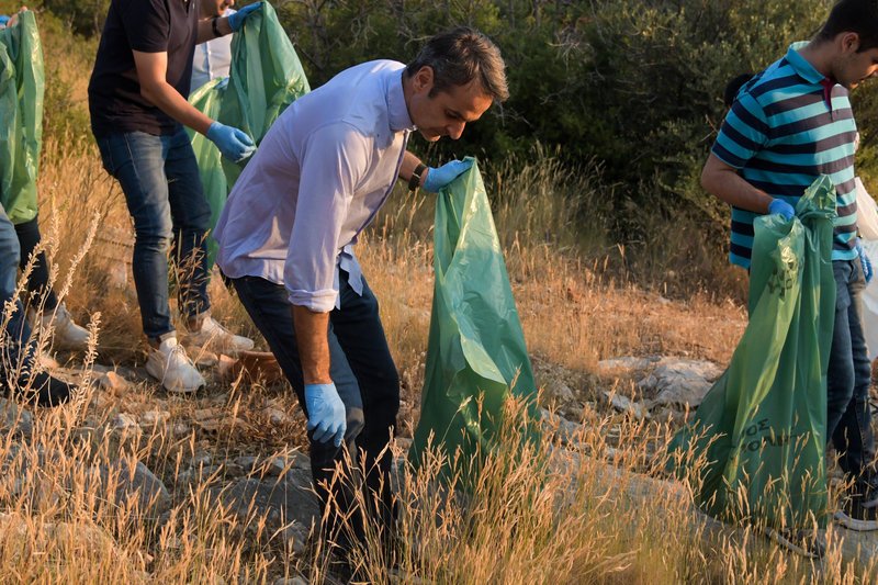 Ο Κυριάκος Μητσοτάκης μαζεύει σκουπίδια -Φωτογραφία: EUROKINISSI/ ΜΙΧΑΛΗΣ ΚΑΡΑΓΙΑΝΝΗΣ