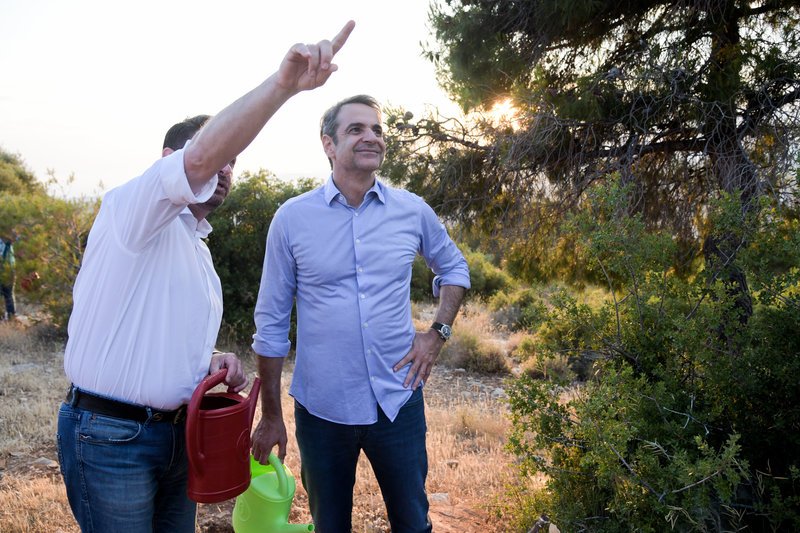 Ο Κυριάκος Μητσοτάκης ενημερώνεται από τους αρμόδιους