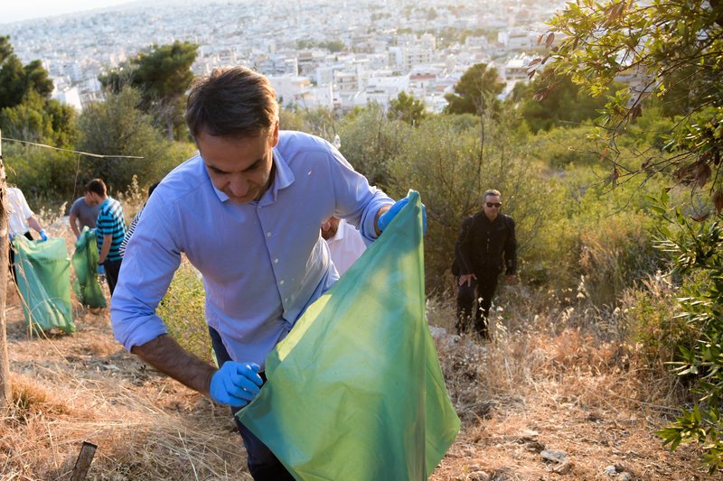 Ο Κυριάκος Μητσοτάκης μαζεύει σκουπίδια