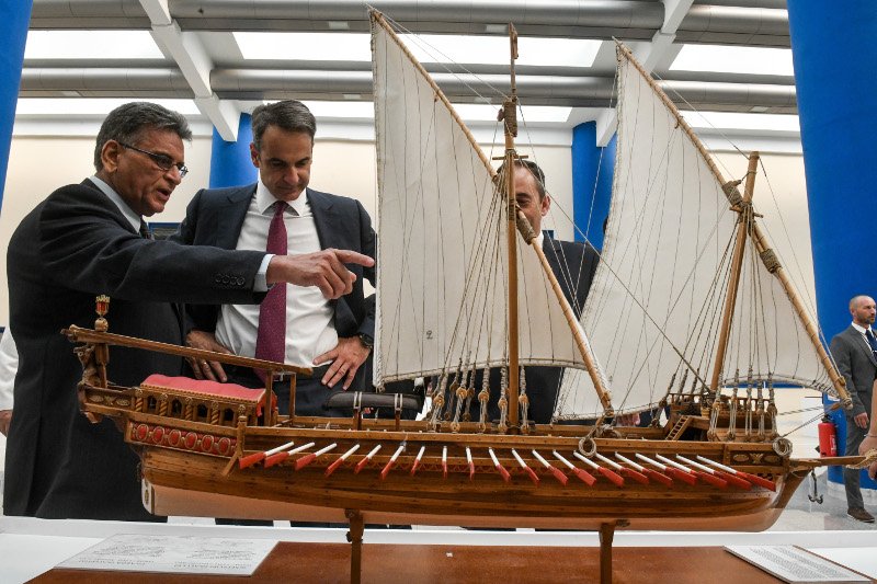 Ο Κυριάκος Μητσοτάκης ξεναγήθηκε στην έκθεση με τα ομοιώματα αρχαίων πλοίων