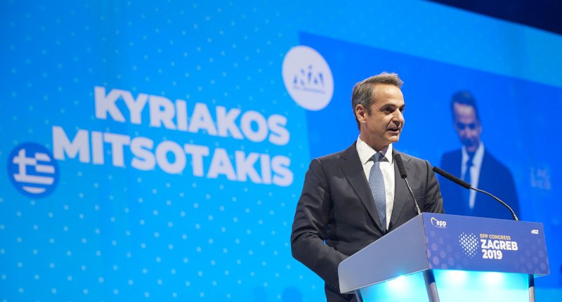 Ο Κυριάκος Μητσοτάκης στο βήμα του συνεδρίου του ΕΛΚ