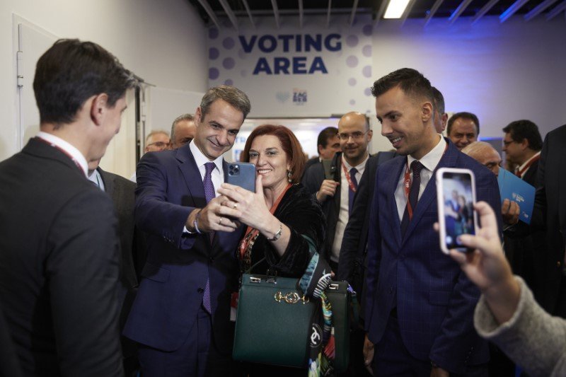 Πριν από την ομιλία του, ο πρωθυπουργός ψήφισε για τον νέο πρόεδρο του ΕΛΚ