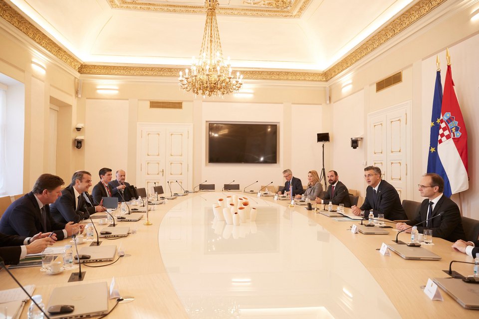 Αριστερά η αποστολή του Έλληνα πρωθυπουργού