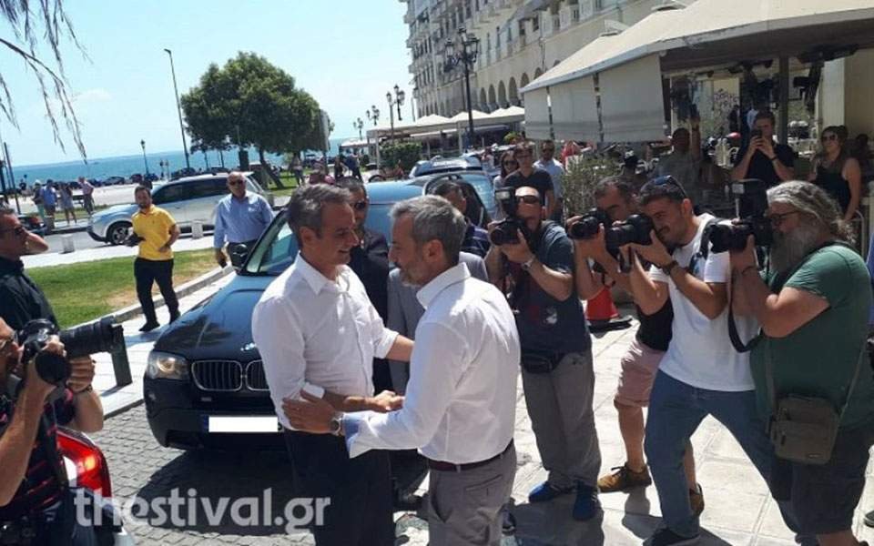 Τον κ. Μητσοτάκη υποδέχθηκε στην είσοδο του Electra Palace, ο κ. Ζέρβας. «Ωραία μέρα. Αν και η Θεσσαλονίκη είναι ωραία με όλους τους καιρούς», είπε ο πρόεδρος της ΝΔ.