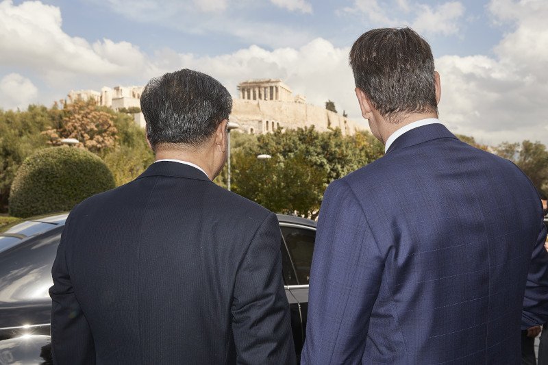 Κυριάκος Μητσοτάκης και Σι Τζινπίνγκ κοιτάζουν τη θέα στην Ακρόπολη