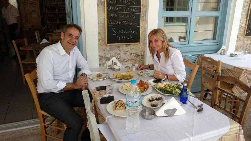 Κυριάκος Μητσοτάκης Μαρέβα Γκραμπόβσκι τρώνε σε ταβέρνα στο Ναύπλιο