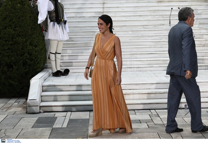 Η Δόμνα Μιχαηλίδο με πορτοκαλί φόρεμα
