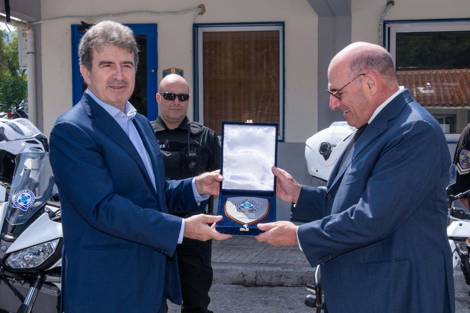 Ο Μιχάλης Χρυσοχοΐδης στην παράδοση οκτώ μοτοσυκλετών στην ομάδα ΔΙΑΣ
