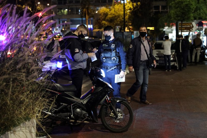 Αστυνομικός πραγματοποιεί ελέγχους στους δρόμους