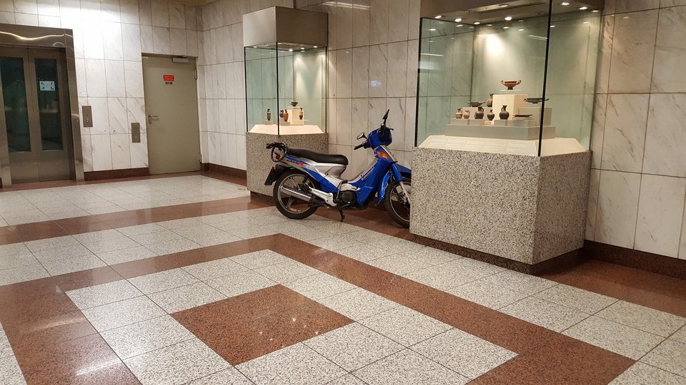 Πάρκαρε το μηχανάκι του μέσα στον σταθμό του μετρό Πανεπιστήμιο