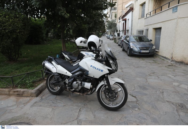 Μηχανή της ΕΛ.ΑΣ. σταματημένη