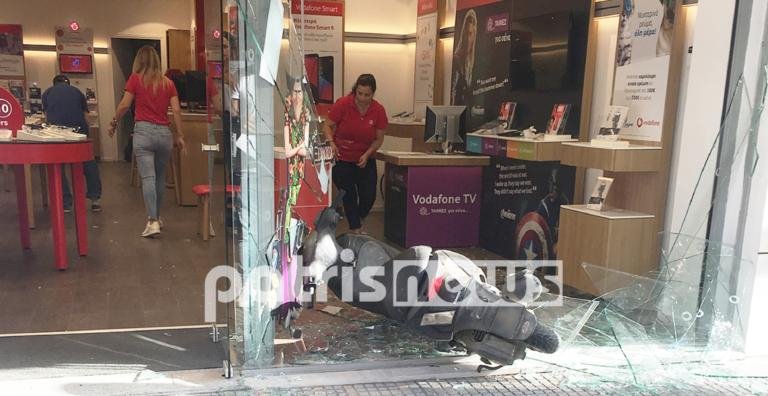 Αναυδοι έμειναν οι υπάλληλοι του μαγαζιού με την μηχανή στη βιτρίνα