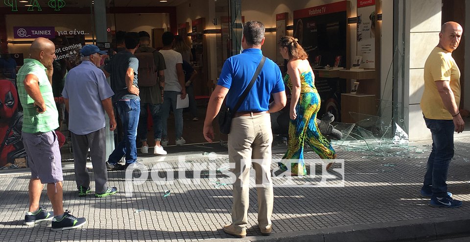 Κόσμος παρακολουθεί τη βιτρίνα με την μηχανή που... μπούκαρε
