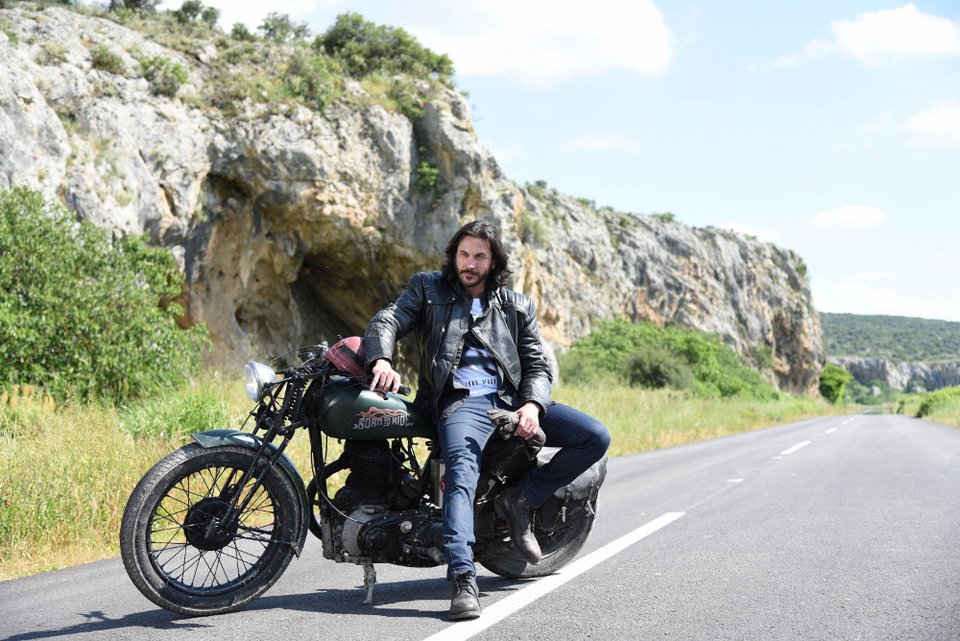 Ένας φαινομενικά σκληρός μηχανόβιος, μπορεί να είναι και στοργικός πατέρας
