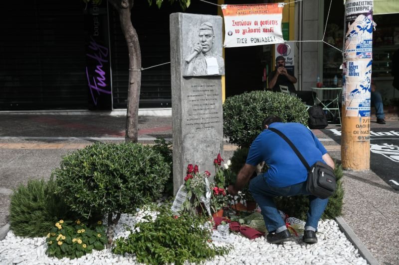 Μνημείο Παύλου Φύσσα γεμάτο λουλούδια