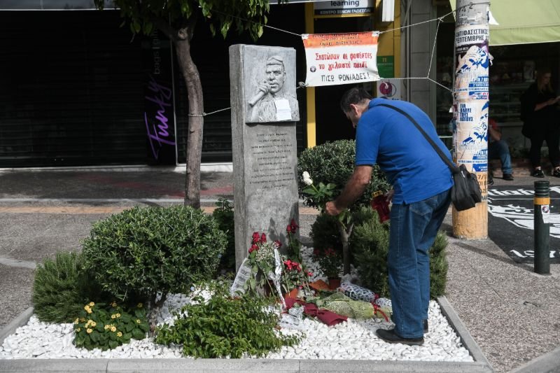 Μνημείο Παύλου Φύσσα γεμάτο λουλούδια