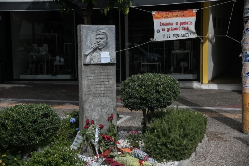 Μνημείο Παύλου Φύσσα γεμάτο λουλούδια