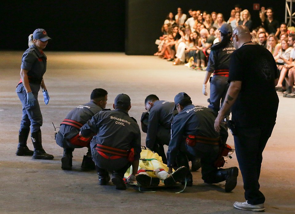 Μετά από λίγα λεπτά το νεαρό μοντέλο άφησε την τελευταία του πνοή στην πασαρέλα.
