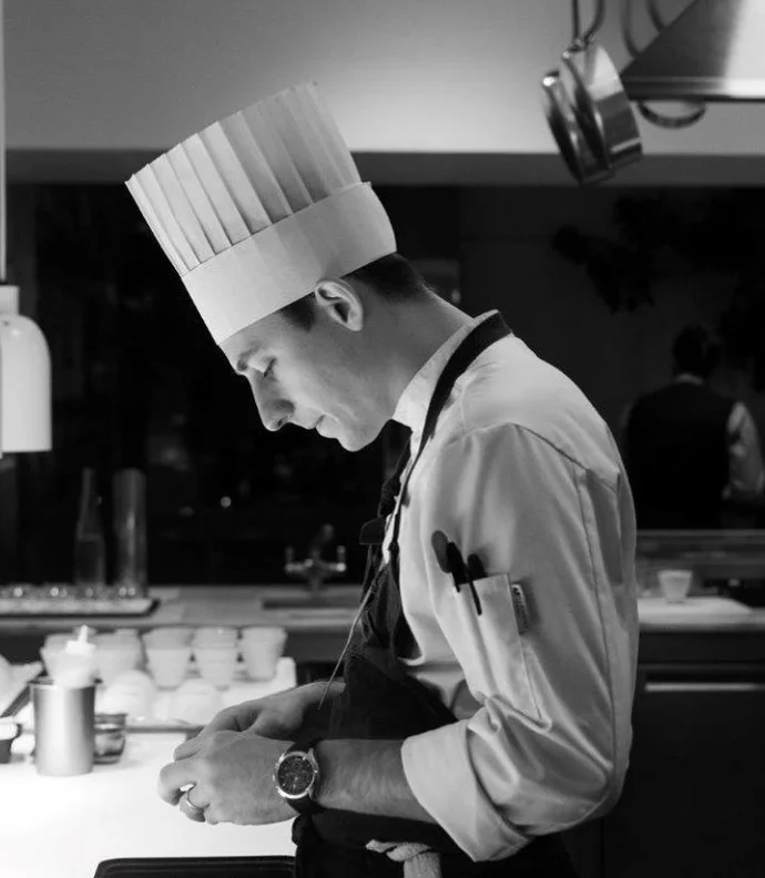 Στο Μodern του ΜoMa όχι μόνο είναι λειτουργική η κουζίνα, αλλά μέρος της είναι ανοιχτή προς την σάλα με αποτέλεσμα ο πελάτης να απολαμβάνει στιγμές προετοιμασίας.