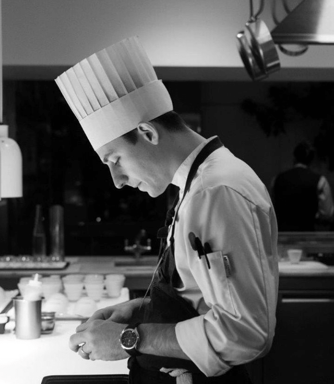 Στο Μodern του ΜoMa όχι μόνο είναι λειτουργική η κουζίνα, αλλά μέρος της είναι ανοιχτή προς την σάλα με αποτέλεσμα ο πελάτης να απολαμβάνει στιγμές προετοιμασίας. 