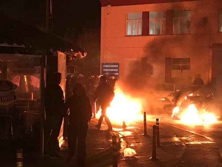 Μολότοφ κοντά σε ΜΑΤ στη Λέσβο