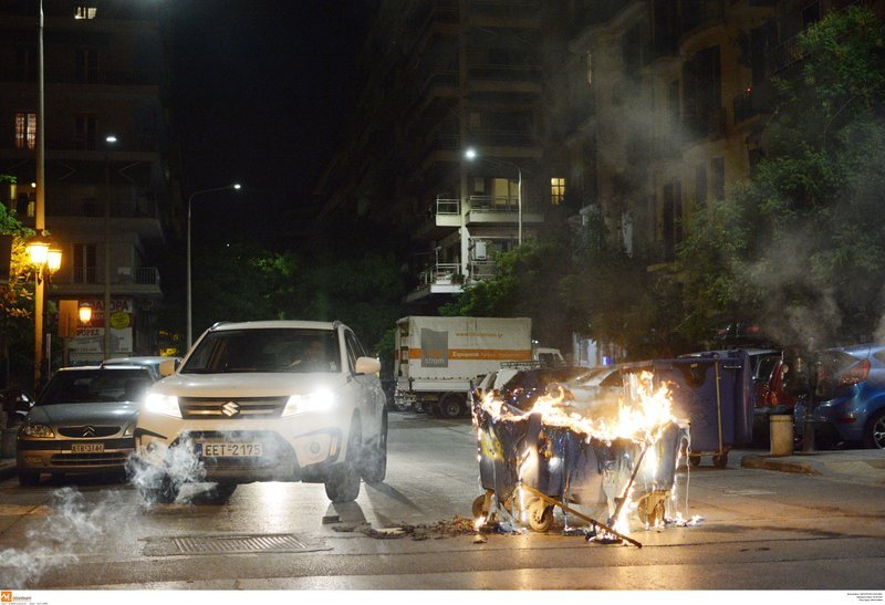 Κάδοι παραδομένοι στις φλόγες-