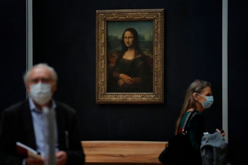 Με μάσκες και λίγοι λίγοι πλέον οι επισκέπτες φτάνουν απέναντι από την Μόινα Λίζα / Φωτογραφία: AP