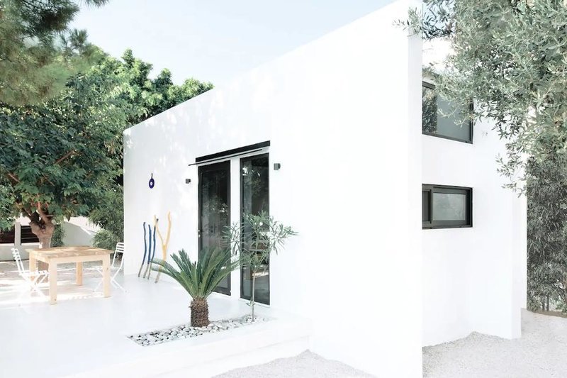 Λευκό σπίτι με μαύρα παράθυρα