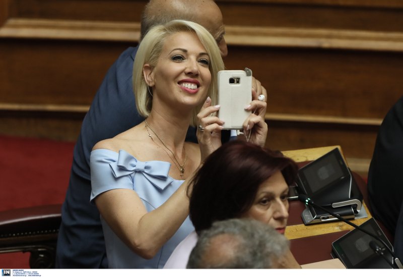 Η Κατερίνα Μονογιού έβγαζε σέλφι στην Ολομέλεια