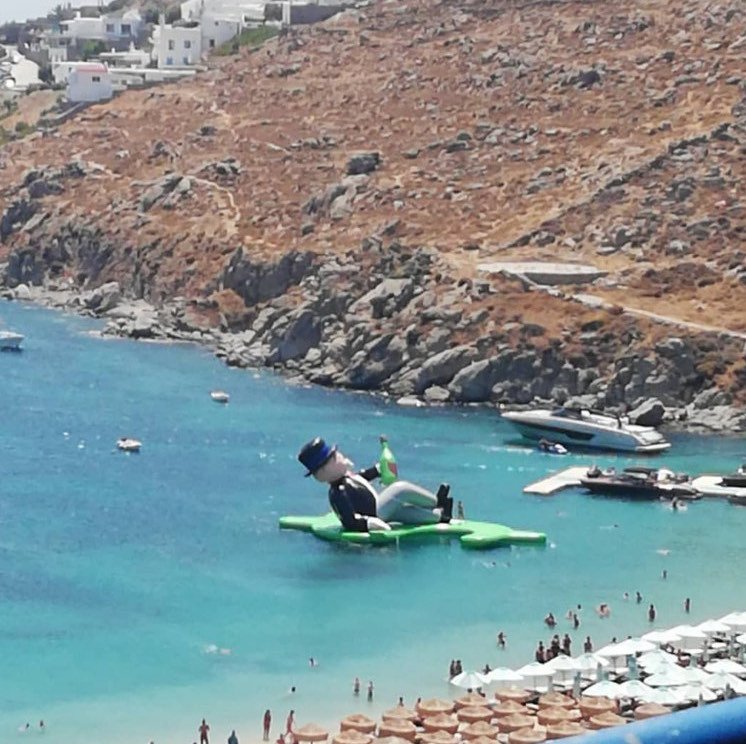 Ο φουσκωτός κύριος Μονόπολη από ψηλά, καταμεσής στη θάλασσα στην παραλία της Ψαρούς στη Μύκονο