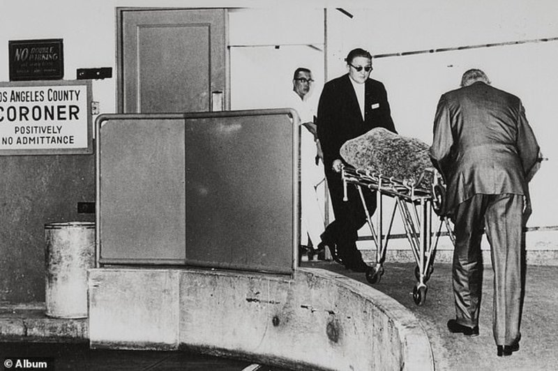 Η σορός της Μονρόε μεταφέρεται στο νοσοκομείο