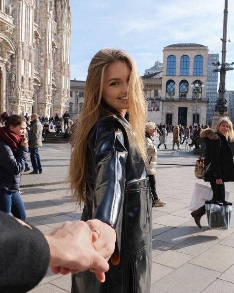 Μοντέλο Victoria's Secret μπροστά στο ντουόμο του Μιλάνο