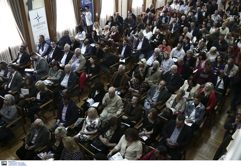 Πλήθος κόσμου, εκπρόσωποι φορέων, επιμελητηρίων και συλλόγων Πειραιά στην αίθουσα του Εμπορικού και Βιομηχανικού Επιμελητηρίου Πειραιά