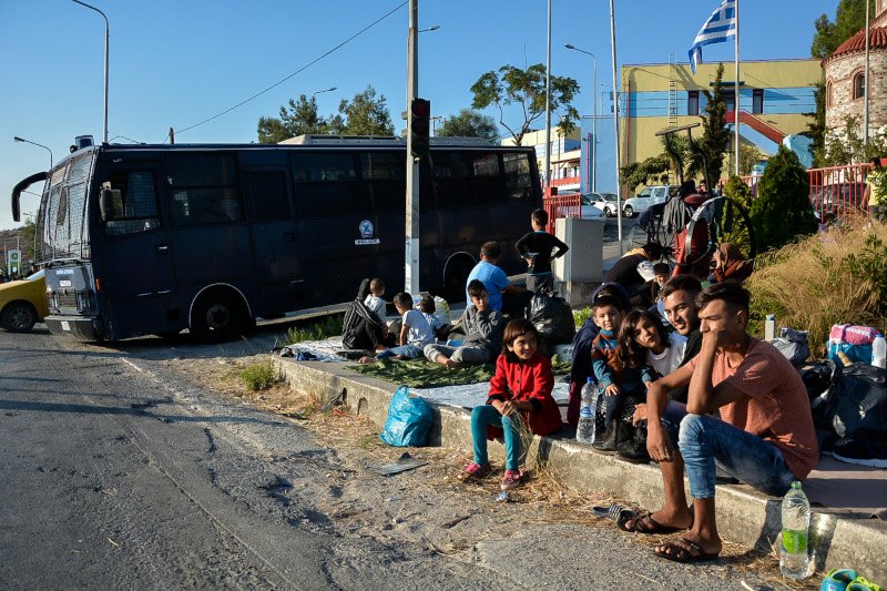 Μόρια πρόσφυγες και μετανάστες συγκεντρώνονται πάνω στο δρόμο