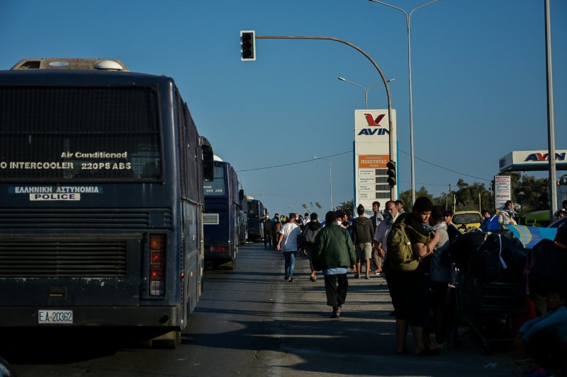 Μόρια πρόσφυγες και μετανάστες συγκεντρώνονται πάνω στο δρόμο