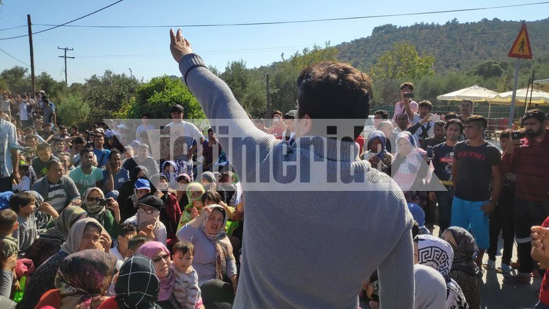 Καθιστική διαμαρτυρία προσφύγων έξω από τον καταυλισμό των μεταναστών στη Μόρια