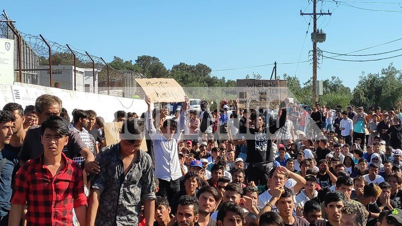 « Μόρια είναι κόλαση, ελευθερώστε μας» φωνάζουν οι πρόσφυγες και οι μετανάστες που βρίσκονται εγκλωβισμένοι στο νησί της Λέσβου