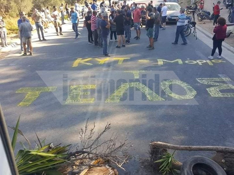 Το πλήθος στο δρόμου που οδηγεί στο ΚΥΤ