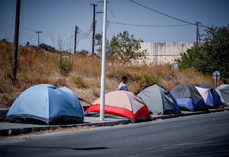 Έστησαν σκηνές στο πεζοδρόμιο