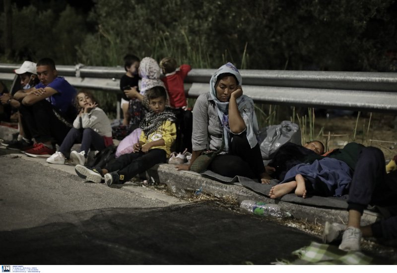 Οι δρόμοι γύρω από τη Μόρια έχουν μετατραπεί σε υπαίθριους αυτοσχέδιους καταυλισμούς
