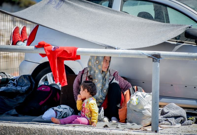 Μητέρα με την κόρη της έχουν κάτσει στο δρόμο, αφού δεν έχουν πλέον κατάλυμα