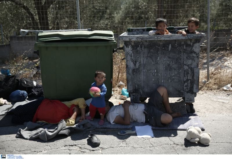 Ακόμα και μέσα σε κάδους σκουπιδιών μπήκαν τα παιδιά