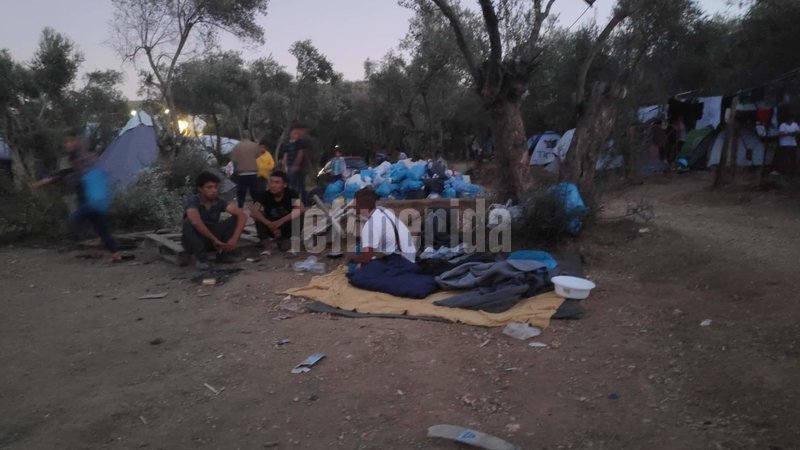 Μετανάστες κάθονται κάτω