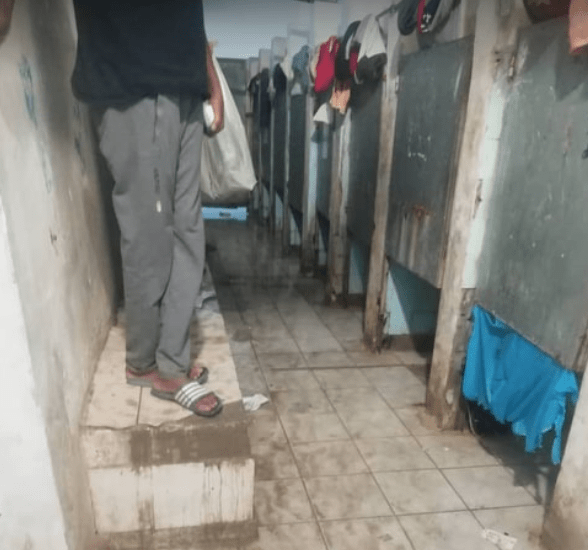 Η άθλια κατάσταση στην οποία βρίσκονται τα μπάνια στο ΚΥΤ της Μόριας