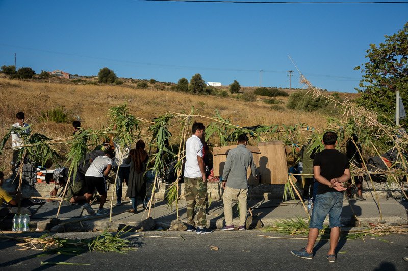 Μόρια πρόσφυγες και μετανάστες κατασκευάζουν σκηνές από καλάμια