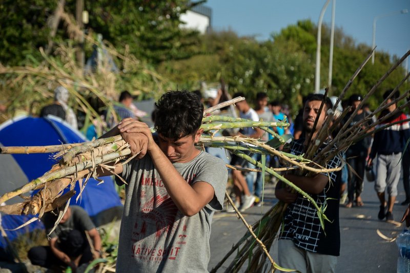 Μόρια πρόσφυγες και μετανάστες κατασκευάζουν σκηνές από καλάμια