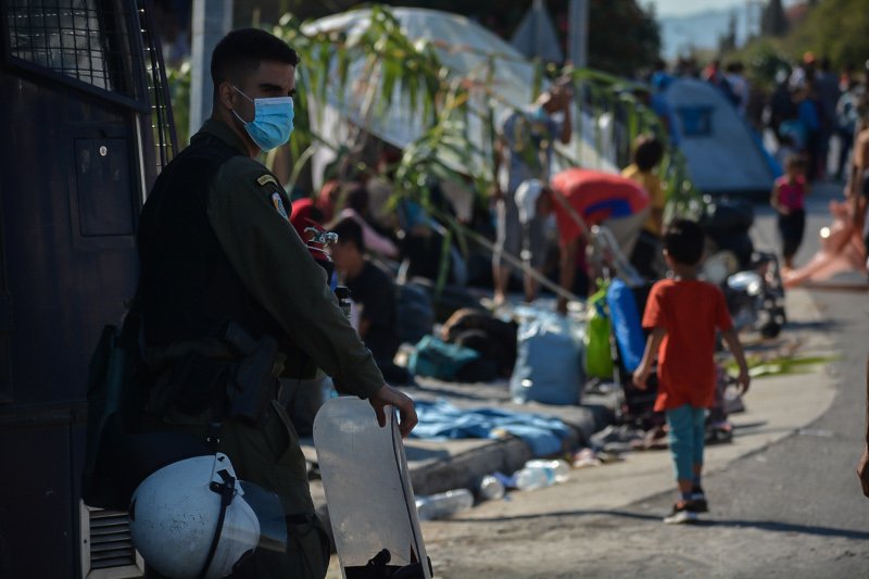 Μόρια πρόσφυγες και μετανάστες κατασκευάζουν σκηνές από καλάμια
