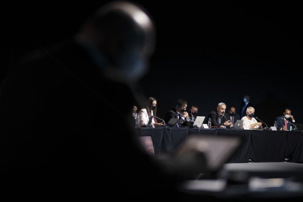 Ο δημοσιογράφος του iefimerida.gr Αγγελος Μόσχοβας, απευθύνει ερώτηση στον Κυριάκο Μητσοτάκη