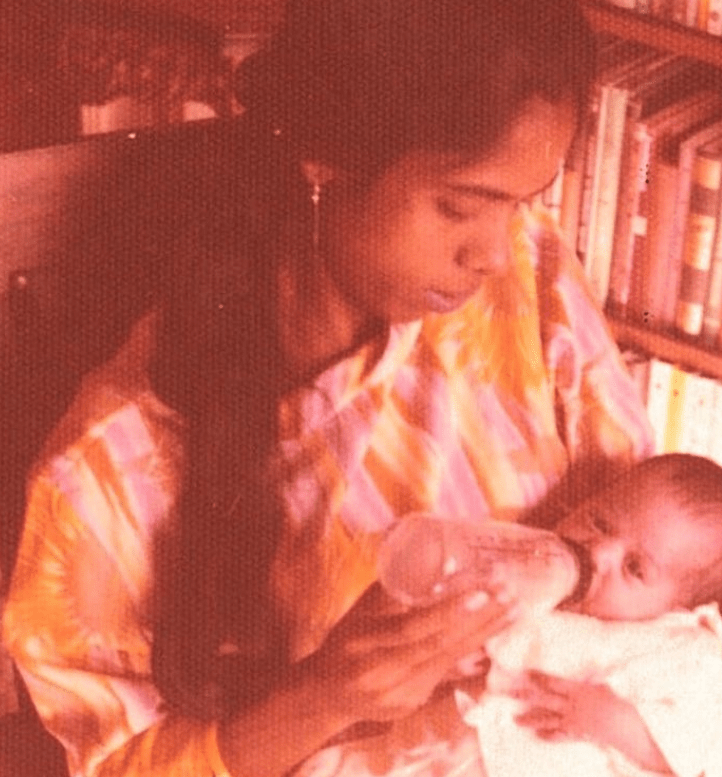 Η Σιαμάλα ταϊζει την Κάμαλα. / Instagram