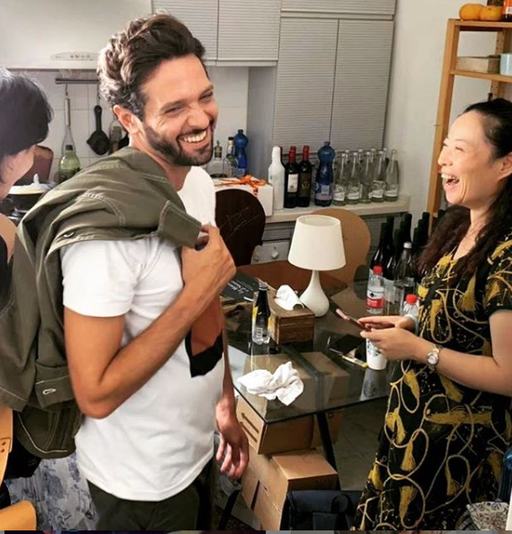 Μέχρι τον Νοέμβριο ο Δημήτρης Μοθωναίος βρισκόταν στην Κίνα όπου επί μήνες εργαζόταν στα γυρίσματα ταινίας όπου πρωταγωνιστεί